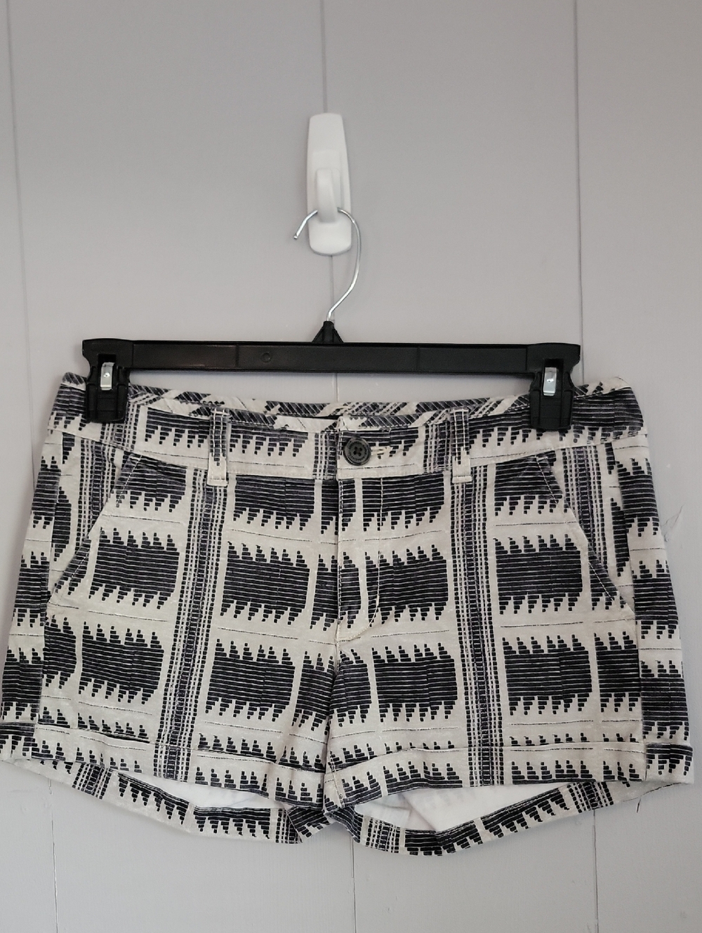 American Eagle Women's Aztec Shorts size 8 Black White Summer Wear